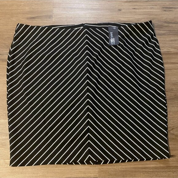 Lane Bryant Black White Striped Skirt 28 - Picture 1 of 6